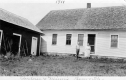 Gardner and Minnie Bosworth behind their home.