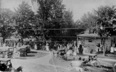 Automobiles and Carriages Together